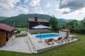 Nina Holiday Home with a heated pool